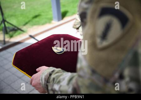 Generalleutnant Christopher Cavoli begrüßte die neuen US-Army Europe Stellvertretenden Kommandierenden General Generalmajor Andrew Rohling zu einem Patch Zeremonie auf Lehm Kaserne in Wiesbaden statt. Rohling verbindet die USAREUR team von Allied Rapid Reaction Corps im Vereinigten Königreich, wo er als stellvertretender Stabschef für Operationen serviert. Er diente auch Touren mit dem 173Rd Airborne Brigade und der südlichen europäischen Task Force in Vicenza Italien. Während seiner Begrüßungsrede, LTG Cavoli sagte, dass die US-Army Europe Glück war ein großer Führer wie General Rohling zu bekommen. "Die Arbeit, die Sie zu st Stockfoto