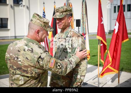 Generalleutnant Christopher Cavoli begrüßte die neuen US-Army Europe Stellvertretenden Kommandierenden General Generalmajor Andrew Rohling zu einem Patch Zeremonie auf Lehm Kaserne in Wiesbaden statt. Rohling verbindet die USAREUR team von Allied Rapid Reaction Corps im Vereinigten Königreich, wo er als stellvertretender Stabschef für Operationen serviert. Er diente auch Touren mit dem 173Rd Airborne Brigade und der südlichen europäischen Task Force in Vicenza Italien. Während seiner Begrüßungsrede, LTG Cavoli sagte, dass die US-Army Europe Glück war ein großer Führer wie General Rohling zu bekommen. "Die Arbeit, die Sie zu st Stockfoto