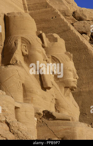 Ägyptische Kunst Großen Tempel von Ramses II. Zwei kolossale Statuen, die den Pharao Ramses II (1290-1224 v. Chr.) Mit dem nemes Kopf sitzt und durch die doppelte Krone überragt. 19. Dynastie. Neuen Reich. Abu Simbel. Ägypten. Stockfoto