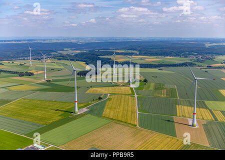 Luftaufnahme, Windpark, Windenergieanlagen auf landwirtschaftlichen Flächen, Briloner Hochfläche in der nähe von wülfte Alme, Brilon, Sauerland Stockfoto