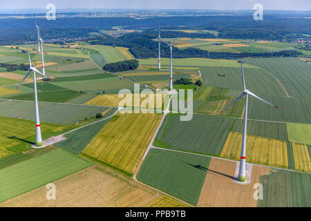 Luftaufnahme, Windpark, Windenergieanlagen auf landwirtschaftlichen Flächen, Briloner Hochfläche in der nähe von wülfte Alme, Brilon, Sauerland Stockfoto