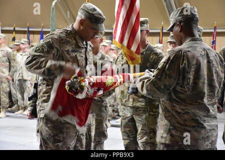 CAMP ARIFJAN, KUWAIT - Oberstleutnant Perry Stiemke (links) und Befehl Sgt. Maj. Dwayne Hite uncase die Farben der 92nd Engineer Battalion Was bedeutet die Übertragung der Autorität von der 505th Engineer Combat Bataillon der 92. Stockfoto