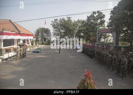 Indonesische Marines neben US-Marines mit Kilo Firma, 3d-Bataillon, 3d-Marines ein Verhalten Zeremonie ihre Unabhängigkeit während der militärischen Austauschprogramm Korps Marinir (KORMAR) 2018 im Camp Antralina Training Area, Indonesien zu Ehren, 17. August 2018. Die KORMAR Austauschprogramm zwischen Indonesien und den USA handelt es sich um jedes Land senden ein Trupp von Marines leben zusammen an der anderen militärischen Stützpunkt und Trainieren. Dieses Programm fördert die Fähigkeit der beiden Diensten und zeigt ihr anhaltendes Engagement, Informationen zu teilen, und erhöhen Sie die Fähigkeit, auf Krisen zu reagieren. Stockfoto