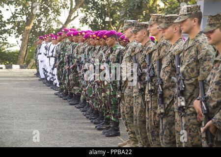 Indonesische Marines neben US-Marines mit Kilo Firma, 3d-Bataillon, 3d-Marines ein Verhalten Zeremonie ihre Unabhängigkeit während der militärischen Austauschprogramm Korps Marinir (KORMAR) 2018 im Camp Antralina Training Area, Indonesien zu Ehren, 17. August 2018. Die KORMAR Austauschprogramm zwischen Indonesien und den USA handelt es sich um jedes Land senden ein Trupp von Marines leben zusammen an der anderen militärischen Stützpunkt und Trainieren. Dieses Programm fördert die Fähigkeit der beiden Diensten und zeigt ihr anhaltendes Engagement, Informationen zu teilen, und erhöhen Sie die Fähigkeit, auf Krisen zu reagieren. Stockfoto