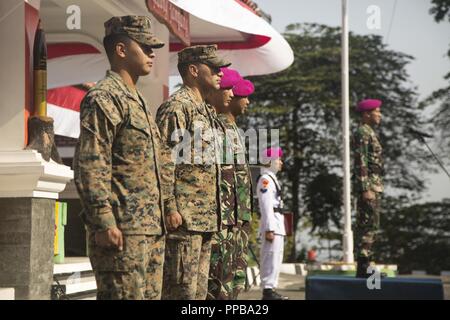 Indonesische Marines neben US-Marines mit Kilo Firma, 3d-Bataillon, 3d-Marines ein Verhalten Zeremonie ihre Unabhängigkeit während der militärischen Austauschprogramm Korps Marinir (KORMAR) 2018 im Camp Antralina Training Area, Indonesien zu Ehren, 17. August 2018. Die KORMAR Austauschprogramm zwischen Indonesien und den USA handelt es sich um jedes Land senden ein Trupp von Marines leben zusammen an der anderen militärischen Stützpunkt und Trainieren. Dieses Programm fördert die Fähigkeit der beiden Diensten und zeigt ihr anhaltendes Engagement, Informationen zu teilen, und erhöhen Sie die Fähigkeit, auf Krisen zu reagieren. Stockfoto