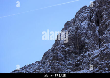 Wanderer auf einem schneebedeckten Berg während der Herbstsaison, Slowenien Stockfoto