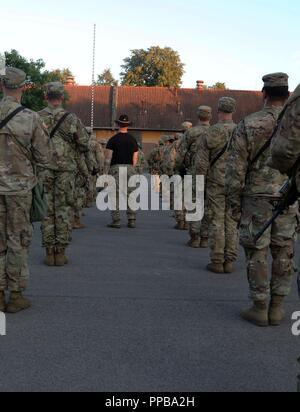 Sporn Kandidaten mit der 1. Staffel, 2. Kavallerie Regiment stand, die sich in der Ausbildung bei einem Sporn Fahrt 12.08.17-18 an Bemowo Piskie, Polen. BPTA Soldaten nahmen an eine altehrwürdige Tradition, gab die Kavallerie Kavallerie Truppen und Partner Nation den Teilnehmern die Möglichkeit, Punkte zu sammeln und Ihre silbernen Sporen tragen. Die Soldaten sind auf eine 6-monatige Rotation Zuordnung zur Unterstützung der Multinationalen Battle Group aus USA, Großbritannien, Kroatischen und rumänischen Soldaten, die mit der polnischen 15 mechanisierte Brigade als Abwehr und Abschreckung Kraft im Nordosten Polens in der Unterstützung der NATO' dienen. Stockfoto