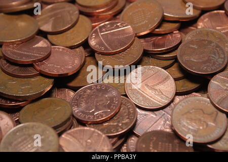 Ein Haufen verlieren ändern Britischen Kupfermünzen. Eine Nahaufnahme von 2p und 1p, UK Münzen. Stockfoto