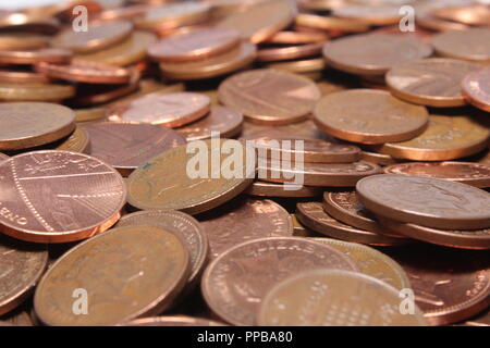 Ein Haufen verlieren ändern Britischen Kupfermünzen. Eine Nahaufnahme von 2p und 1p, UK Münzen. Stockfoto