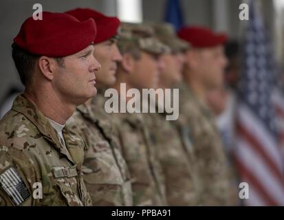 Us Air Force Colonel Claude Tudor, der Kommandant der 24 Special Operations Wing, wartet neben Hurlburt Field Führung für die Ankunft der Familie der US Air Force Tech. Sgt. John Chapman, eine spezielle Taktik combat Controller, an Destin-Fort Walton Beach Airport, Florida, Nov. 20, 2018. Spezielle Taktik vereint die Kompetenzen von Special Operation Forces mit der taktischen Integration von Air Power einzigartige Lösungen für Probleme zu finden. Stockfoto