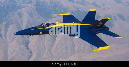 NEVADA (13. August 2018) der US-Navy Flight Demonstration Squadron, die Blue Angels, solo Pilot führen, Leutnant Tyler Davies, Transite home nach Pensacola, Florida, nachdem Sie an der Abbotsford International Air Show. Der Blaue Engel sind geplant mehr als 60 Demonstrationen an mehr als 30 Standorten in den USA und Kanada im Jahr 2018 durchzuführen. Stockfoto