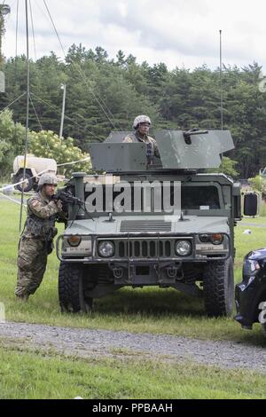 Us-Armee SPC. Thomas Hannan (links) und Pvt. Shawonsarker Uddin, Militär, Polizei, die 107 Militärpolizei Firma zugewiesen, 104 Militärpolizei Bataillon, New York Army National Guard, Durchführung einer Basis Sicherheit Übung während der jährlichen Schulung der Einheit am Joint Base Mc Guire-Dix - Lakehurst, New Jersey, 13. August 2018. Mitglieder des nationalen Schutzes sind in der Regel verpflichtet, eine jährliche Schulung Zeitraum (in der Regel 2 Wochen im Sommer) jedes Jahr, zusätzlich zu ihren eine Bohrmaschine Wochenende jedes Monats zu besuchen. Stockfoto