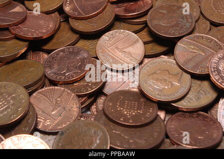 Ein Haufen verlieren ändern Britischen Kupfermünzen. Eine Nahaufnahme von 2p und 1p, UK Münzen. Stockfoto