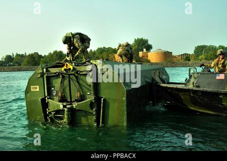 Soldaten aus der Sault Ste. Marie-basierte 1437Th Ingenieur Multi-Role Bridge Company, Michigan National Guard, die Arbeit an einem Abschnitt der verbesserten Float Brücke auf der St. Marys River in Sault Ste. Marie, mich beim Brückenbau als Teil der Plan des Michigan Emergency Management Agency, am 12. August 2018 (Michigan National Guard Stockfoto