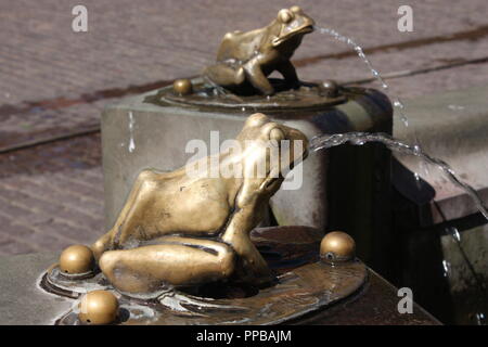 Frösche auf dem Brunnen auf dem Rynek im Zentrum von Torun, Polen Stockfoto