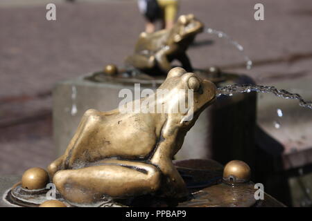 Frösche auf dem Brunnen auf dem Rynek im Zentrum von Torun, Polen Stockfoto