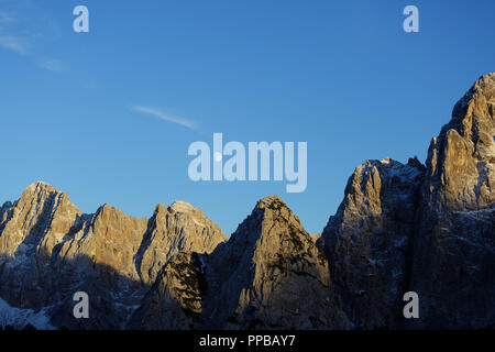 Der Mond über die Berge, Blick vom Pass Vršič im Herbst, Slowenien Stockfoto