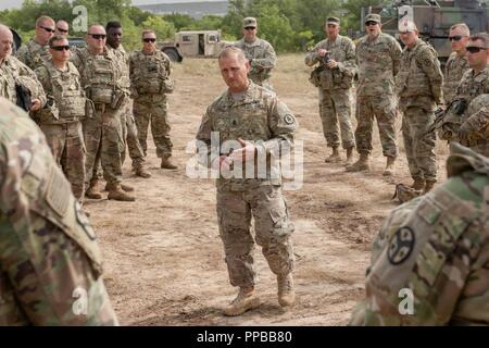 Tennessee Army National Guard State Command Sgt. Maj. Michael Gentry adressen Fragen seiner Soldaten zu Task Force Raider zugeordnet auf Themen, die von der einzelnen Krankenversicherungen für die neue Armee bekämpfen Fitness Test während eines Besuches in Fort Hood, Texas, am 14. August. Task Force Raider ist die Bereitstellung unter Betrieb Atlantik zu lösen, ist eine Demonstration der anhaltenden US-Engagement für die kollektive Sicherheit durch eine Reihe von Maßnahmen, die NATO-Verbündeten und Partner der US-Engagement für einen dauerhaften Frieden und Stabilität in der Region zu überzeugen. ( Stockfoto