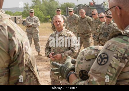 Tennessee Army National Guard State Command Sgt. Maj. Michael Gentry adressen Fragen seiner Soldaten zu Task Force Raider zugeordnet auf Themen, die von der einzelnen Krankenversicherungen für die neue Armee bekämpfen Fitness Test während eines Besuches in Fort Hood, Texas, am 14. August. Task Force Raider ist die Bereitstellung unter Betrieb Atlantik zu lösen, ist eine Demonstration der anhaltenden US-Engagement für die kollektive Sicherheit durch eine Reihe von Maßnahmen, die NATO-Verbündeten und Partner der US-Engagement für einen dauerhaften Frieden und Stabilität in der Region zu überzeugen. ( Stockfoto