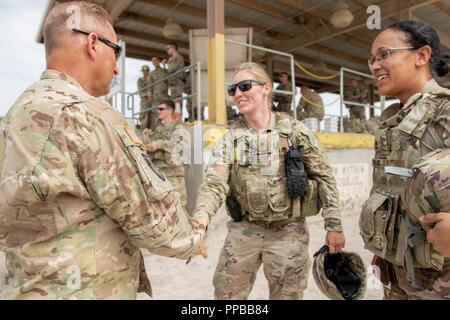 Tennessee Army National Guard State Command Sergeant Major Michael Adel besucht seine Soldaten zu Task Force Raider in Fort Hood, Texas, 14. August zugeordnet, vor Ihrem 9-monatigen Einsatz in Polen. ( Stockfoto