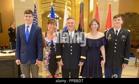 SAINT PAUL, Minnesota - Brig. Gen. Charles Kemper, dem Stellvertretenden Kommandierenden General für die Unterstützung von 34 Red Bull Infanterie der Minnesota National Guard Division, ist während einer Veranstaltung an der Minnesota State Capitol am 20.August 2018 gefördert. Die Förderung kommt als Kemper und über 600 seiner Kollegen Red Bulls Vorbereitung für ihre bevorstehenden Einsatz werden in den Nahen Osten später dieses Jahr. Stockfoto