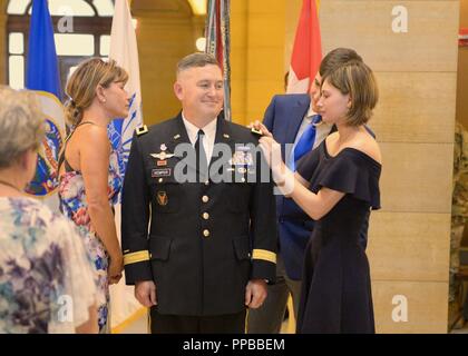 SAINT PAUL, Minnesota - Brig. Gen. Charles Kemper, dem Stellvertretenden Kommandierenden General für die Unterstützung von 34 Red Bull Infanterie der Minnesota National Guard Division, ist während einer Veranstaltung an der Minnesota State Capitol am 20.August 2018 gefördert. Die Förderung kommt als Kemper und über 600 seiner Kollegen Red Bulls Vorbereitung für ihre bevorstehenden Einsatz werden in den Nahen Osten später dieses Jahr. Stockfoto