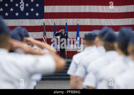 Us Air Force Generalmajor James Dawkins Jr. macht seinen ersten Gruß an der 8.Air Force und Joint-Global Streik Operations Center (J-GSOC) Commander in Barksdale Air Force Base, La., August 20, 2018. Als Kommandant der 8. AF, Dawkins für America's Premier bomber Kraft zuständig sein, die Überwachung der Bomber task force Missionen und Mission Planning Elemente, die durch die J-GSOC. Stockfoto