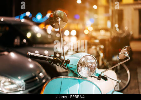 Hellblau retro Roller auf der Straße Stockfoto