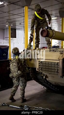 Georgien (Aug. 22, 2018) US-Armee Soldaten zu Bravo Company, 2nd Battalion, 5th Cavalry Regiment, 1st Armored Brigade Combat Team, 1.Kavallerie Division arbeiten eine M88 A2 Hercules recovery Fahrzeug auf das Deck der Speerspitze zu sichern - Klasse expeditionary schnellen Transport ship USNS Carson City (T-EPF 7) in Poti, Georgien, 22.08.2018, vergeben. Carson City ist die siebte von neun Expeditionary schnellen Transport von Schiffen im Bestand Military Sealift Command mit einem primären Mission des Zur schnellen Transport von militärischem Gerät und Personal in Theater über seine 20.000-Quadratfuß-Rekonfigurierbaren mission b Stockfoto