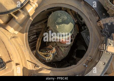 Ein Panzer Crewman zu Task Force Raider Last 7,62 mm Runden auf einen M1 Abrams Tank während eines vor der Bereitstellung Training in Fort Hood, Texas, 18. August zugeordnet. Task Force Raider ist die Bereitstellung unter Betrieb Atlantik zu lösen, ist eine Demonstration der anhaltenden US-Engagement für die kollektive Sicherheit durch eine Reihe von Maßnahmen, die NATO-Verbündeten und Partner der US-Engagement für einen dauerhaften Frieden und Stabilität in der Region zu überzeugen. ( Stockfoto