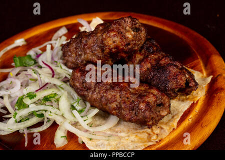 Gegrilltes Rindfleisch Kebab kofta serviert Zwiebel Stockfoto