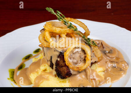 Rindersteak mit Pilzsauce und gebratenen Zwiebeln Stockfoto