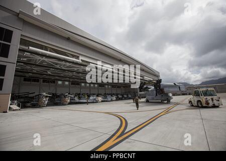 Us-Marines Park eine MV-22 Osprey Flugzeuge im Hangar 7 vor Hurricane Lane Ankunft in Marine Corps Air Station (WAB) Kaneohe Bay, Marine Corps Base Hawaii (MCBH), 22.08.2018. Für die Sicherheit und den Schutz der Vermögenswerte, der US-Marines verhalten Hurrikan Vorbereitungen an Bord der Installation. Stockfoto