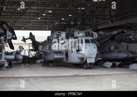 Us-Marines store CH-53E Super Stallion Hubschrauber der Marine schweren Helikopter Squadron 463 vor dem Hurricane Lane Ankunft in Marine Corps Air Station (WAB) Kaneohe Bay zugeordnet, Marine Corps Base Hawaii (MCBH), 22.08.2018. Für die Sicherheit und den Schutz der Vermögenswerte, der US-Marines verhalten Hurrikan Vorbereitungen an Bord der Installation. Stockfoto