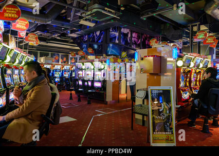 TOKYO, Japan - 16 Feb 2018: Japaner spielen in einem Pachinko Salon von Shinjuku district Stockfoto