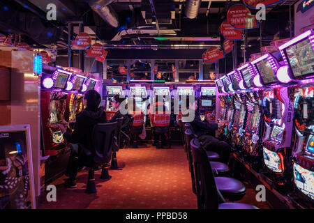 TOKYO, Japan - 16 Feb 2018: Japaner spielen in einem Pachinko Salon von Shinjuku district in der Nacht Stockfoto