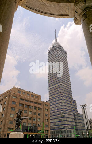 Die Lateinamerikanischen Turm Torre Latinoamericana vom Palacio de Bellas Artes in Mexiko-Stadt, Mexiko Stockfoto