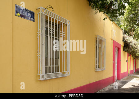 Bunte spanische Kolonialhäuser in der Calle Berlin Street in Coyoacan, Mexiko City, Mexiko Stockfoto