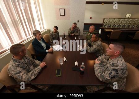 Sekretär der Air Force Heather Wilson spricht mit den Kommandanten und Soldaten Führer während eines Mittagessens am Airey Speisesaal August 20, 2018, Grand Forks Air Force Base, North Dakota. Einige der Themen, die von Wilson von den Führern vorgestellt wurden über Mission Kämpfe und Erfolge. Stockfoto