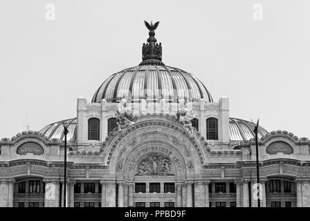 Nahaufnahme der Jugendstilfassade und Kuppel der Palacio de Bellas Artes oder Palast der Schönen Künste in der Innenstadt von Mexico City, Mexiko Stockfoto