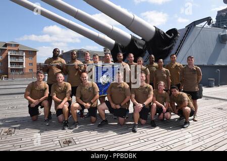 CPO Selectees von der Naval Special Warfare Group zwei posieren für ein Gruppenfoto an Bord der USS Wisconsin (BB-64) während der 18. jährlichen CPO Heritage Days Schulungsveranstaltung. Die Wisconsin ist dauerhaft Neben dem Hampton Roads Museum als Museumsschiff vor Anker. Die Veranstaltung wird von der Museum, lokalen Chief Petty Officers, Freiwilligen und Nauticus. Während der Veranstaltung, selectees gelernt über verschiedene Aspekte der Seefahrtsgeschichte, einschließlich Pearl Harbor, die Geschichte der Frauen in der Marine, Leiter an Bord der U-Boote, die Geschichte der Chief Petty Officer und die Marine in Vietnam. Selectees hatten auch die Wahrscheinlichkeit Stockfoto