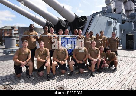 CPO Selectees von der Naval Special Warfare Group Zwei, posieren für ein Gruppenfoto an Bord der USS Wisconsin (BB-64) während der 18. jährlichen CPO Heritage Days Schulungsveranstaltung. Die Wisconsin ist dauerhaft Neben dem Hampton Roads Museum als Museumsschiff vor Anker. Die Veranstaltung wird von der Museum, lokalen Chief Petty Officers, Freiwilligen und Nauticus. Während der Veranstaltung, selectees gelernt über verschiedene Aspekte der Seefahrtsgeschichte, einschließlich Pearl Harbor, die Geschichte der Frauen in der Marine, Leiter an Bord der U-Boote, die Geschichte der Chief Petty Officer und die Marine in Vietnam. Selectees hatten auch die Wahrscheinlichkeit Stockfoto