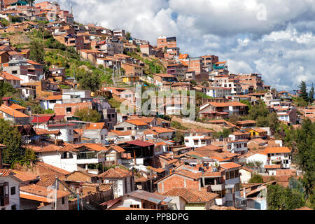 Roten Dächer der Häuser auf den Hügeln in der historischen Hauptstadt des Inka-Reiches, Cusco, Peru Stockfoto