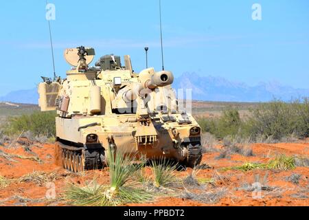 Soldaten mit Charlie Batterie 1-113 th Field Artillery Regiment ein M109 Haubitze/Paladin in die Schusslinie für ihr Leben Feuer Übung bewegen sich auf einem Trainingsgelände in der Nähe von Ft. Bliss, Texas. Der 30 gepanzerte Brigade exportierbar Combat Training (XCTC) Übung über 4.000 Bürger Soldaten aus North Carolina, South Carolina, West Virginia, Minnesota, und das Land, in dem die Republik Moldau ihre Kampftechniken von "Shoot Hone, Bewegen, Kommunizieren und Sustain". Stockfoto