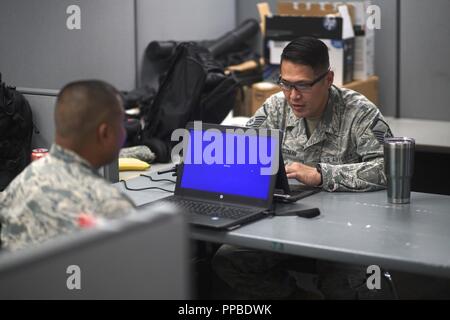 Texas Air National Guard Communications Flieger embedded mit der Task Force Five-O Stufe zur Verwertung als Hurrikan Lane Hawaii bedroht. Honolulu Hawaii, Aug 24., 2018. Stockfoto