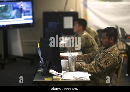 Oklahoma Army National Guard Soldaten eingebettet mit der Task Force Five-O Stufe zur Verwertung als Hurrikan Lane Hawaii bedroht. Honolulu Hawaii, Aug 24., 2018. Stockfoto