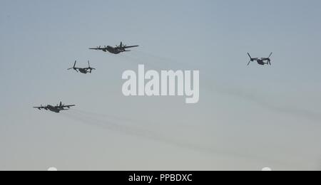 Eine AC-130 U Spooky Gunship, MC-130H Combat Talon II und zwei CV-22 Osprey Kipprotor-flugzeug auf die 1 Special Operations Wing, Hurlburt Field, Florida zugewiesen ist, fliegen Sie über den Air Force Memorial, 12.08.24, 2018 in Arlington, Virginia. Die hochstraße war während einer Zeremonie zu Ehren der US Air Force Tech durchgeführt. Sgt. John Chapman, eine spezielle Taktik combat Controller, der posthum die Ehrenmedaille für seine außerordentlichen Heldentum in der Schlacht von Takur Ghar im März 2002 vergeben, während in Afghanistan bereitgestellt. Chapman ist die 19 Flieger, der Ehrenmedaille und der erste Flieger zu erhalten Stockfoto