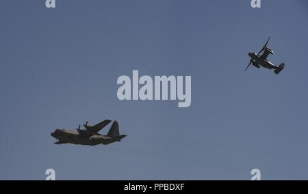 Eine AC-130 U Spooky Gunship, MC-130H Combat Talon II und zwei CV-22 Osprey Kipprotor-flugzeug auf die 1 Special Operations Wing, Hurlburt Field, Florida zugewiesen ist, fliegen Sie über den Air Force Memorial, 12.08.24, 2018 in Arlington, Virginia. Die hochstraße war während einer Zeremonie zu Ehren der US Air Force Tech durchgeführt. Sgt. John Chapman, eine spezielle Taktik combat Controller, der posthum die Ehrenmedaille für seine außerordentlichen Heldentum in der Schlacht von Takur Ghar im März 2002 vergeben, während in Afghanistan bereitgestellt. Chapman ist die 19 Flieger, der Ehrenmedaille und der erste Flieger zu erhalten Stockfoto