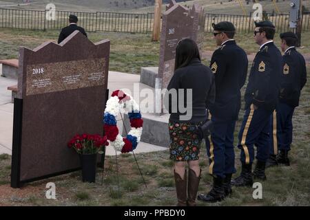 Soldaten und ihre Familienangehörigen vom 10 Special Forces Group (Airborne) pay Respekt zu ihrem gefallenen Teammitglieder Cripple Creek im Krieg gegen den Terrorismus Memorial, 19. August 2018. Cripple Creek fügte hinzu, die Namen der Sgt. 1. Klasse. Stephen B. Cribben und Sgt. 1. Klasse. Mihail Golin, die sowohl in Afghanistan im Jahr 2017 getötet wurden, während mit der 10 SFG dienen. Stockfoto