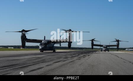 Zwei 8 Special Operations Squadron CV-22 Osprey Kipprotor-flugzeug Taxi in Richmond International Airport, Virginia, Aug 24., 2018. Flugzeuge aus dem 1 Special Operations Wing, Hurburt Field, Florida, eine Überführung über die Air Force Memorial in Arlington, Virginia, ehrt US Air Force Tech. Sgt. John Chapman, eine spezielle Taktik combat Controller, der posthum die Ehrenmedaille für seine außerordentlichen Heldentum in der Schlacht von Takur Ghar im März 2002 vergeben, während in Afghanistan bereitgestellt. Chapman ist die 19 Flieger, der Ehrenmedaille und der erste Flieger zu erhalten Stockfoto